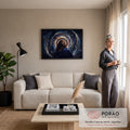 Jesus Cristo de manto azul e auréola dourada diante de uma galáxia espiral estrelada, quadro decorativo