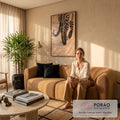 Close das patas e cauda malhada de leopardo caminhando sobre areia clara em tons bege, quadro decorativo