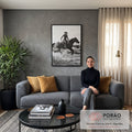 Cowgirl de chapéu galopando cavalo escuro no campo, foto preto e branco com movimento, quadro decorativo
