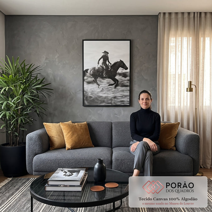 Cowgirl de chapéu galopando cavalo escuro no campo, foto preto e branco com movimento, quadro decorativo