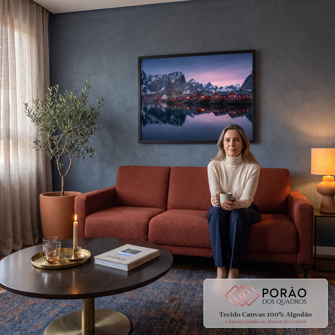 Quadro Decorativo Grande Paisagem para Sala Vermelho | quadros decorativos para sala de estar | vila de casas vermelhas à beira d'água com montanhas nevadas ao entardecer | em ambiente 3 | Porao dos Quadros