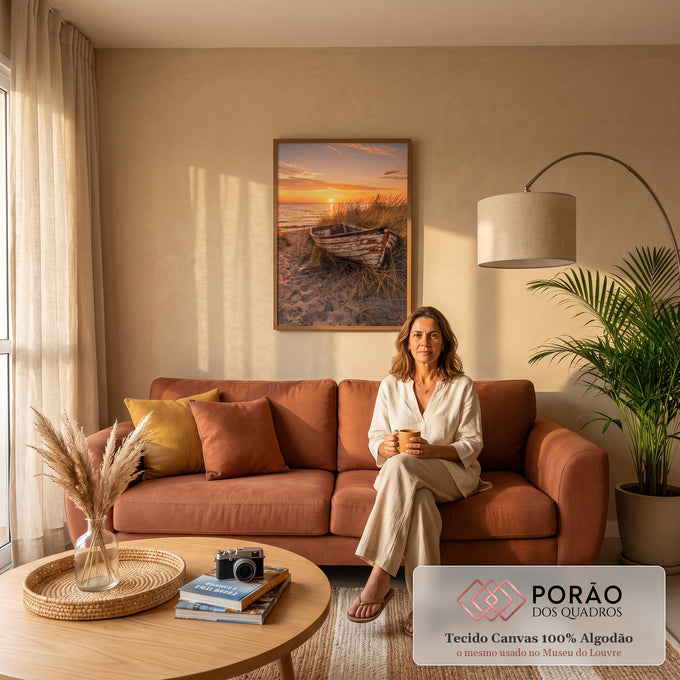 Barco de madeira descascado entre dunas e capim na praia, sob pôr do sol laranja no mar, quadro decorativo