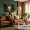 Borboleta dourada luminosa sobre tronco de árvore em floresta escura com luzes, quadro decorativo