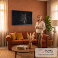 Coruja-orelhuda com olhos âmbar e penas marrons em fundo escuro, fotografia, quadro decorativo