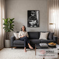 Fotografia preto e branco de menino sardento de casaco tweed segurando galinha branca, quadro decorativo