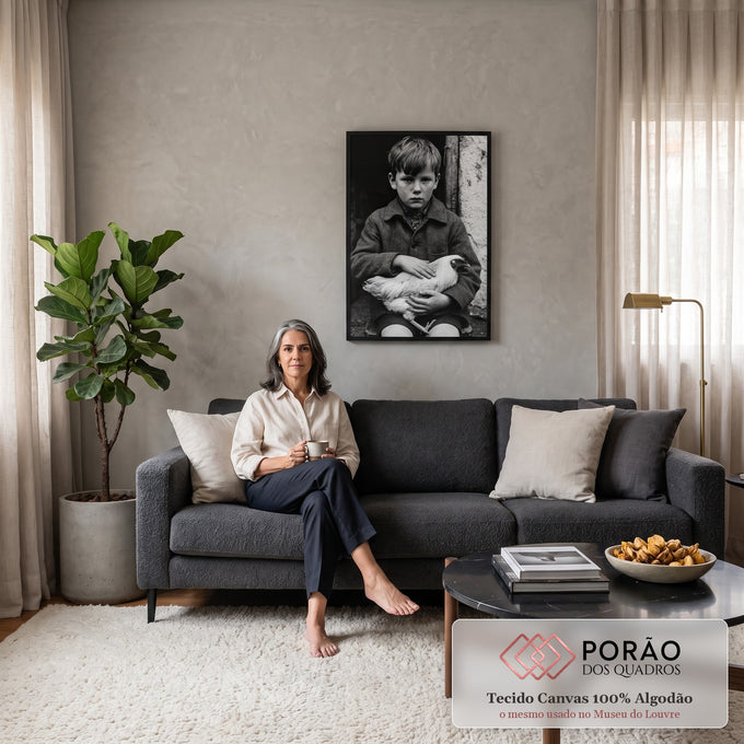 Fotografia preto e branco de menino sardento de casaco tweed segurando galinha branca, quadro decorativo