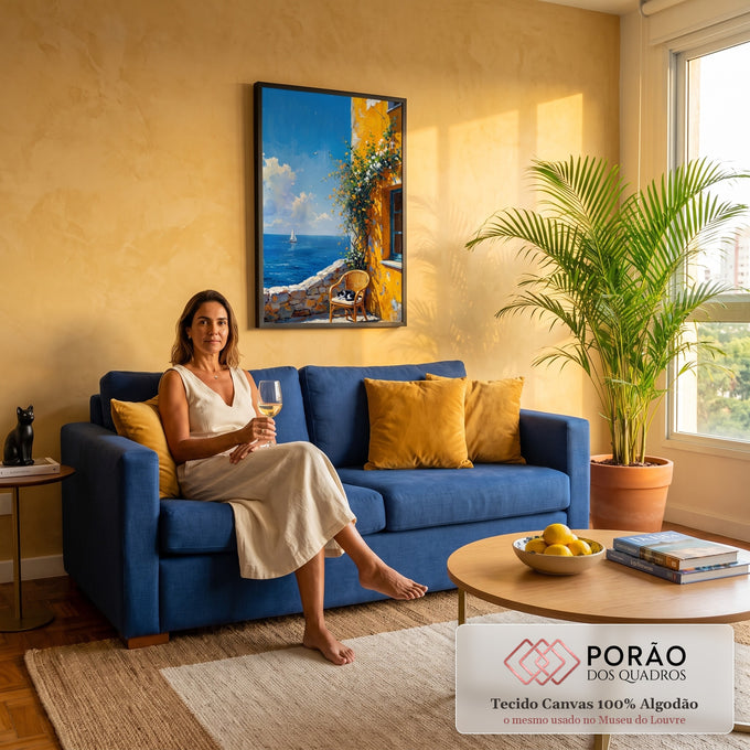 Quadro Decorativo Gato Dormindo em Terraço à Beira Mar | quadros decorativos para sala de estar | gato preto e branco dormindo em cadeira de vime junto a parede amarela florida com mar ao fundo | em ambiente 3 | Porao dos Quadros