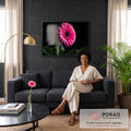 Quadro Decorativo Grande Flor Gerbera Rosa para Sala | quadros decorativos para sala de estar | gerbera rosa com gotas de água sobre fundo preto | em ambiente 3 | Porao dos Quadros