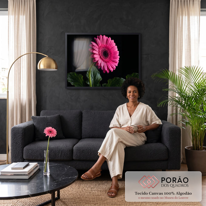 Quadro Decorativo Grande Flor Gerbera Rosa para Sala | quadros decorativos para sala de estar | gerbera rosa com gotas de água sobre fundo preto | em ambiente 3 | Porao dos Quadros