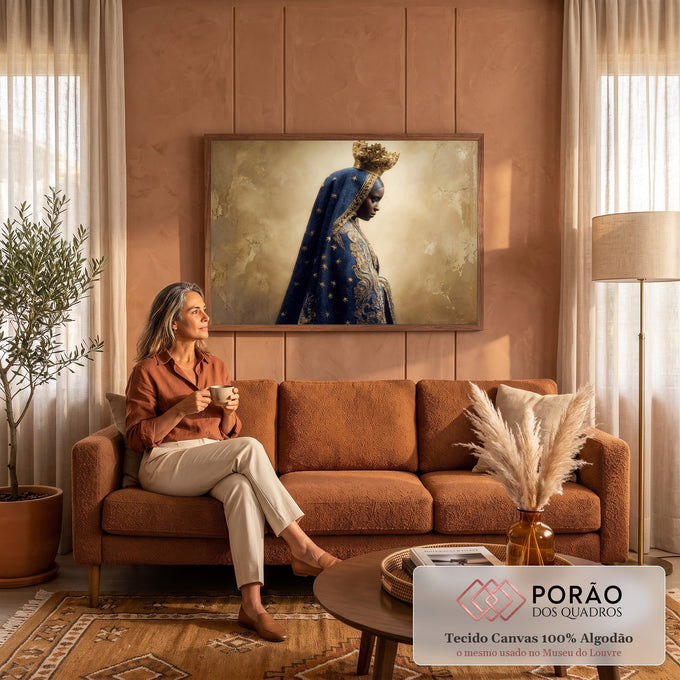 Nossa Senhora negra de perfil, manto azul estrelado e coroa dourada em fundo dourado, quadro decorativo