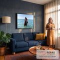 Cavalo marrom com a crina ao vento dentro do mar turquesa e veleiro no horizonte, quadro decorativo