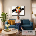 Rosto de mulher com lábios vermelhos e rosas no cabelo preto, respingos dourados, quadro decorativo