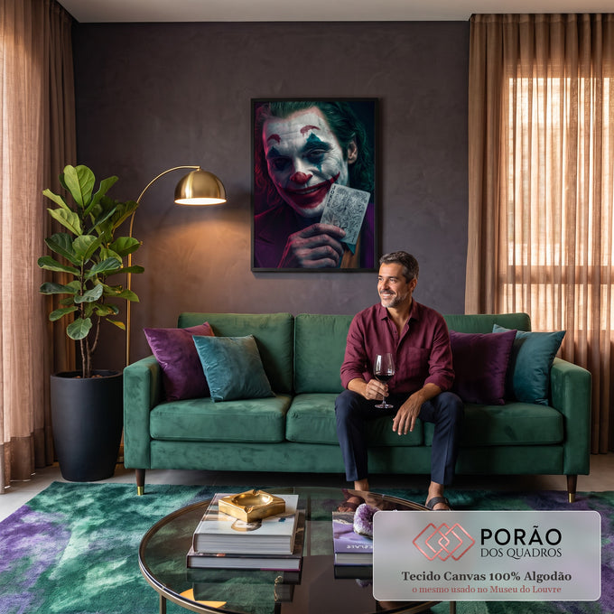 Palhaço de maquiagem borrada e cabelo verde sorrindo com carta curinga, fundo escuro, quadro decorativo