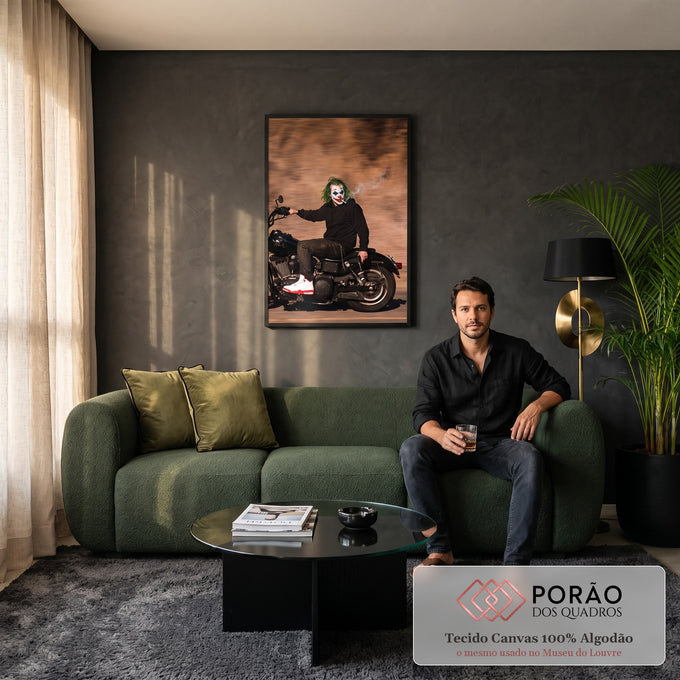 Coringa de cabelo verde fumando sobre moto custom preta com fundo desfocado em movimento, quadro decorativo