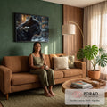 Pantera negra de perfil com olhos âmbar sob a neve na floresta com luz dourada ao fundo, quadro decorativo