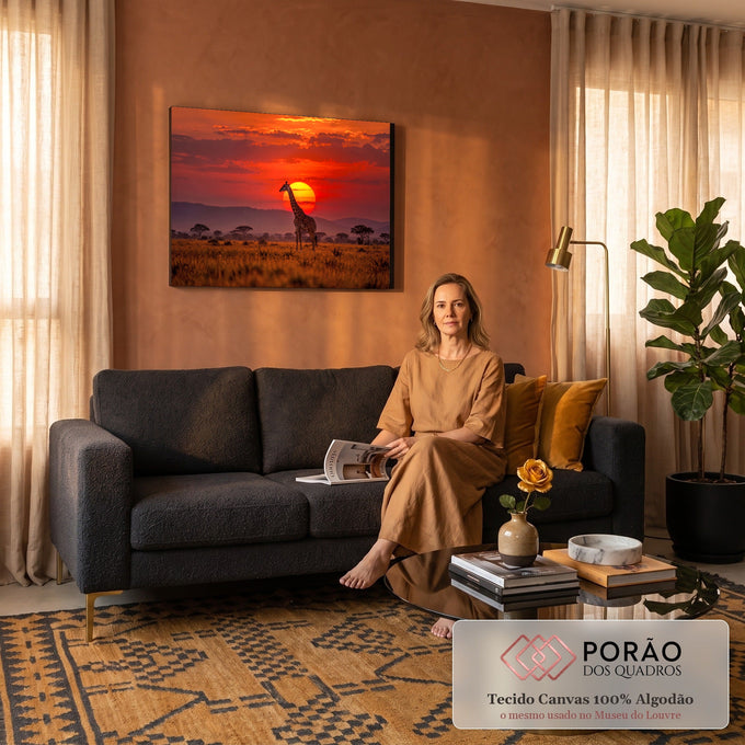 Girafa diante do grande sol vermelho na savana africana com acácias ao fundo, quadro decorativo