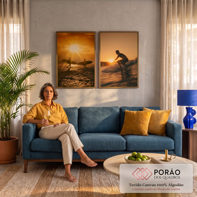 Quadro Decorativo Grande Surfistas ao Pôr do Sol para Sala | quadros decorativos para sala de estar | surfistas em silhueta ao pôr do sol com pranchas e onda em tons laranja | em ambiente 3 | Porao dos Quadros