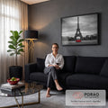 Quadro Decorativo Grande Torre Eiffel Preto para Sala | quadros decorativos para sala de estar | Torre Eiffel em preto e branco com carro vintage vermelho em destaque na rua | em ambiente 3 | Porao dos Quadros