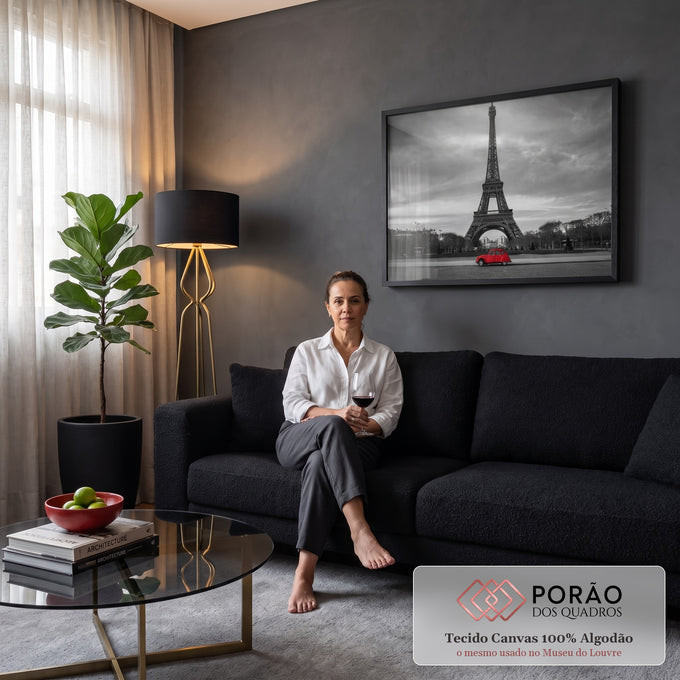 Quadro Decorativo Grande Torre Eiffel Preto para Sala | quadros decorativos para sala de estar | Torre Eiffel em preto e branco com carro vintage vermelho em destaque na rua | em ambiente 3 | Porao dos Quadros