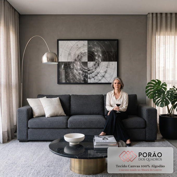 Quadro Decorativo Grande Túnel Geométrico Preto para Sala | quadros decorativos para sala de estar | túnel geométrico abstrato com anéis concêntricos em preto, branco e cinza | em ambiente 3 | Porao dos Quadros