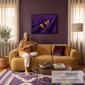 Quadro Decorativo Grande Colheita de Lavanda para Sala Roxo | quadros decorativos para sala de estar | campo de lavanda roxa com colhedores de capa amarela e chapéu cônico | em ambiente 3 | Porao dos Quadros
