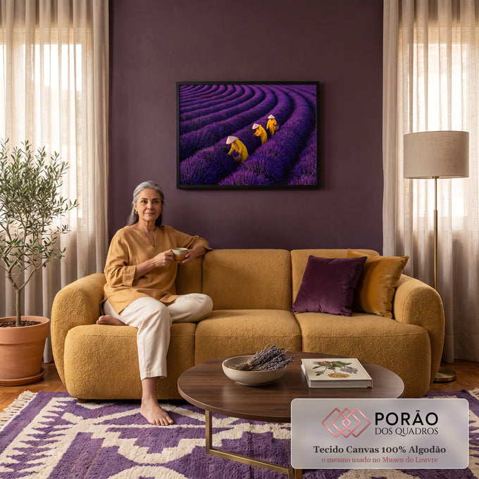 Quadro Decorativo Grande Colheita de Lavanda para Sala Roxo | quadros decorativos para sala de estar | campo de lavanda roxa com colhedores de capa amarela e chapéu cônico | em ambiente 3 | Porao dos Quadros