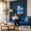 Quadro Decorativo Grande Veleiro Branco para Sala Azul | quadros decorativos para sala de estar | veleiro branco ancorado em mar azul calmo com grande nuvem branca ao fundo | em ambiente 3 | Porao dos Quadros