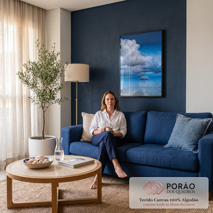 Quadro Decorativo Grande Veleiro Branco para Sala Azul | quadros decorativos para sala de estar | veleiro branco ancorado em mar azul calmo com grande nuvem branca ao fundo | em ambiente 3 | Porao dos Quadros