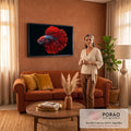 Peixe betta halfmoon vermelho com nadadeiras longas e escamas azuis em fundo preto, quadro decorativo