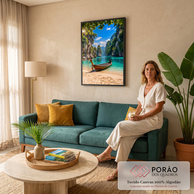 Quadro Decorativo Grande Barco de Madeira para Sala Azul | quadros decorativos para sala de estar | barco de madeira numa praia à beira de lagoa turquesa cercada por penhascos verdes | em ambiente 3 | Porao dos Quadros