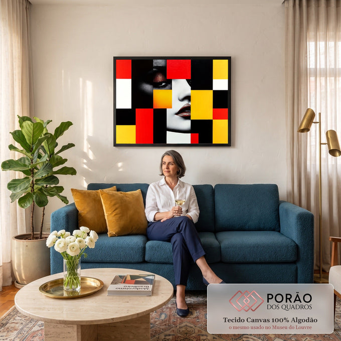 Rosto de mulher em preto e branco fragmentado por blocos geométricos vermelhos, amarelos e pretos, quadro decorativo