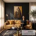Quadro Decorativo Grande Nossa Senhora Véu Bordado para Sala | quadros decorativos para sala de estar | Nossa Senhora com véu bordado dourado e terço, fundo em mosaico dourado | em ambiente 3 | Porao dos Quadros