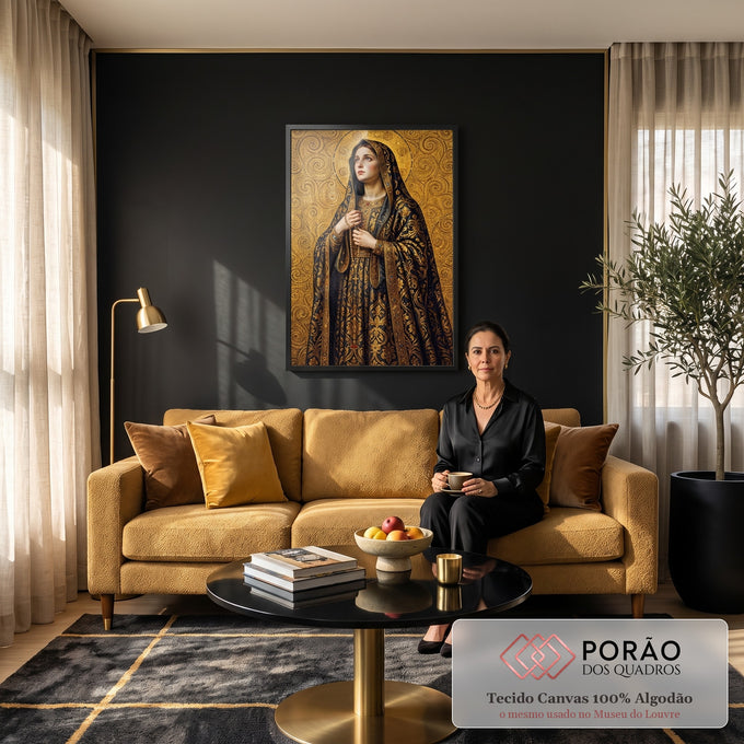 Quadro Decorativo Grande Nossa Senhora Véu Bordado para Sala | quadros decorativos para sala de estar | Nossa Senhora com véu bordado dourado e terço, fundo em mosaico dourado | em ambiente 3 | Porao dos Quadros