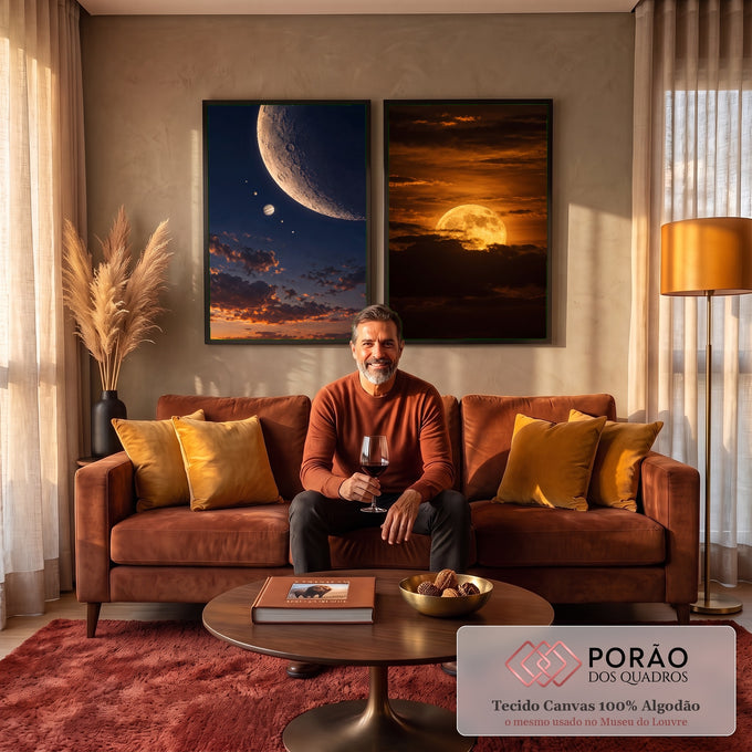 Quadro Decorativo Kit 2 Telas Fases da Lua para Sala Azul | quadros decorativos para sala de estar | diptico com lua crescente e Júpiter sobre céu azul e lua cheia dourada entre nuvens | em ambiente 3 | Porao dos Quadros