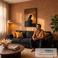 Quadro Decorativo Grande Leão em Silhueta para Sala Laranja | quadros decorativos para sala de estar | leão em silhueta sentado sobre rocha com lua cheia ao fundo em céu laranja | em ambiente 3 | Porao dos Quadros