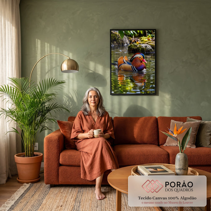 Pato mandarim de plumagem laranja e azul nadando em lagoa verde com reflexo na água, quadro decorativo