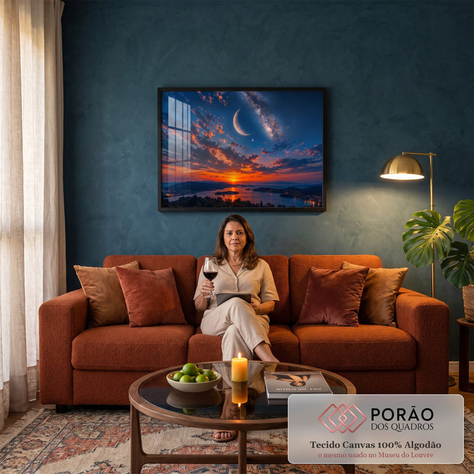 Quadro Decorativo Grande Lua Crescente para Sala Azul | quadros decorativos para sala de estar | lua crescente e Via Láctea sobre mar e montanhas ao pôr do sol | em ambiente 3 | Porao dos Quadros