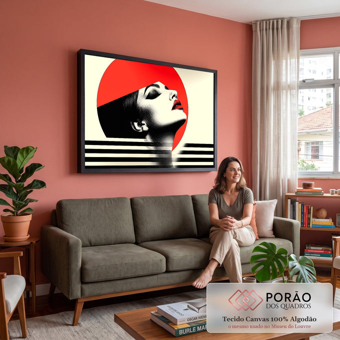 Mulher de perfil P&B com lábios vermelhos, círculo vermelho e listras pretas, quadro decorativo