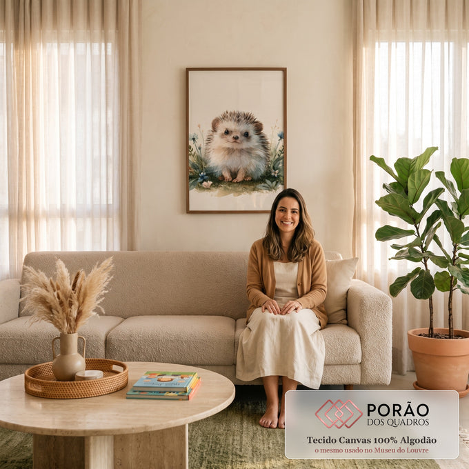 Filhote de ouriço em aquarela entre flores azuis e folhagens sobre fundo bege, quadro decorativo