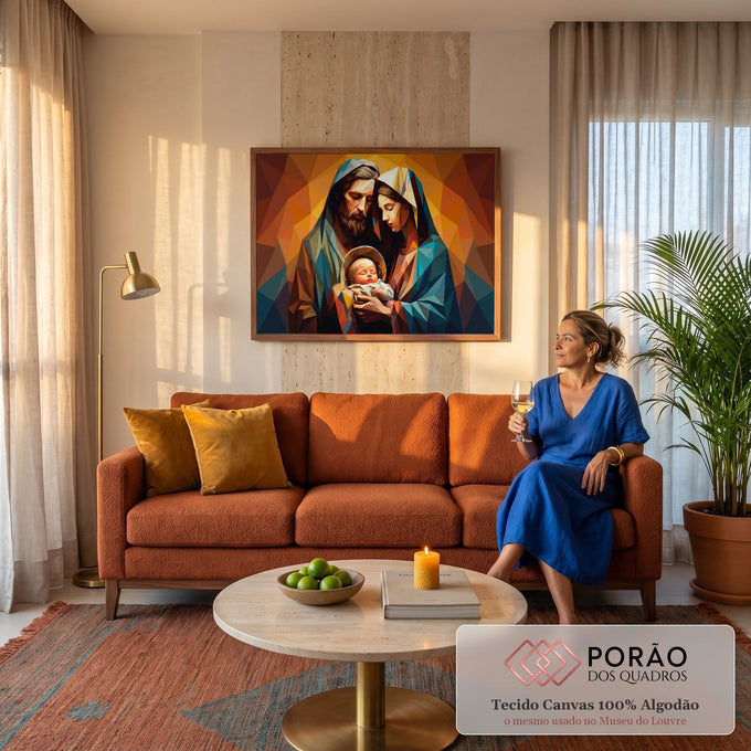 Quadro Decorativo Grande Sagrada Família Laranja para Sala | quadros decorativos para sala de estar | Sagrada Família em arte poligonal geométrica com cores quentes e douradas | em ambiente 3 | Porao dos Quadros