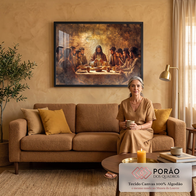 Quadro Decorativo Grande Santa Ceia Jesus Cristo para Sala | quadros decorativos para sala de estar | Jesus partindo o pão cercado por apóstolos em mesa de pedra com luz dourada | em ambiente 3 | Porao dos Quadros