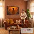 Figura de chapéu largo e manto longo cercada por corvos em voo, pintura em laranja, quadro decorativo