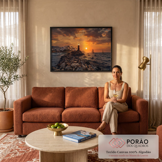 Farol sobre rochas ao pôr do sol com vila branca, veleiros e barcos de pesca no mar, quadro decorativo