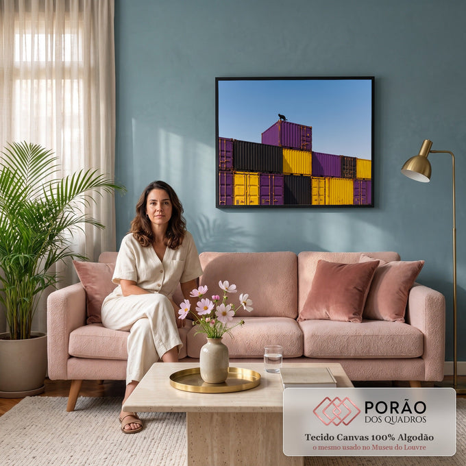 Quadro Decorativo Grande Gato Preto para Sala Roxo | quadros decorativos para sala de estar | gato preto caminhando sobre contêineres roxos e amarelos contra céu azul | em ambiente 3 | Porao dos Quadros