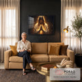 Quadro Decorativo Grande Jesus Mãos Unidas para Sala Dourado | quadros decorativos para sala de estar | Jesus com mãos em prece, cercado de luz dourada e estrelas no fundo escuro | em ambiente 3 | Porao dos Quadros