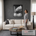 Árvore solitária com copa desfocada pelo vento, nuvens e céu escuro em preto e branco, quadro decorativo