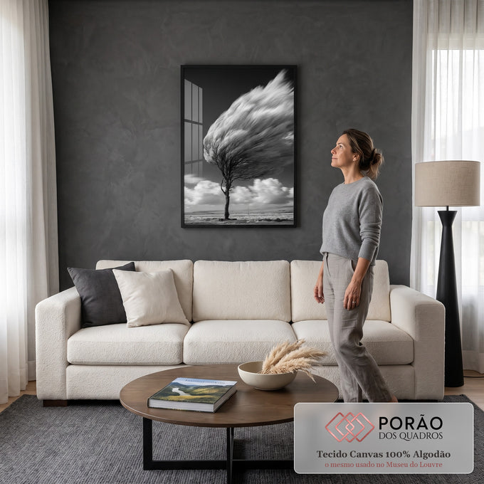 Árvore solitária com copa desfocada pelo vento, nuvens e céu escuro em preto e branco, quadro decorativo