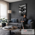 Fotografia preto e branco de menino solitário em meio a guarda-chuvas molhados na chuva, quadro decorativo