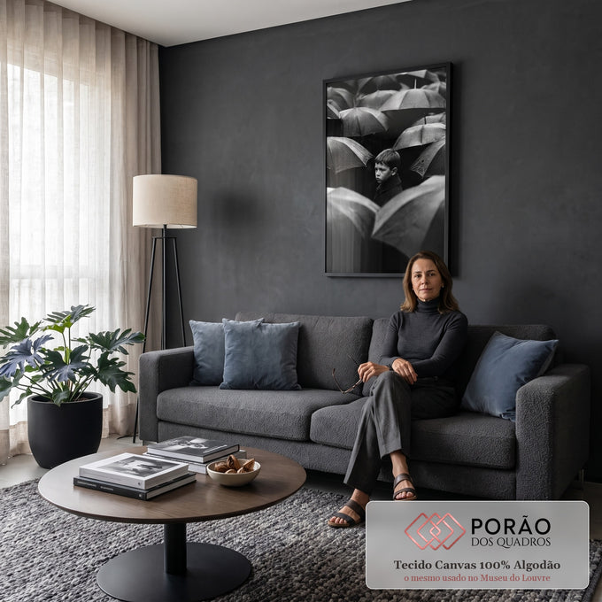 Fotografia preto e branco de menino solitário em meio a guarda-chuvas molhados na chuva, quadro decorativo