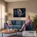 Quadro Decorativo Grande Leão com Coroa Azul para Sala | quadros decorativos para sala de estar | leão de perfil com coroa dourada sobre fundo azul escuro com respingos de tinta | em ambiente 3 | Porao dos Quadros